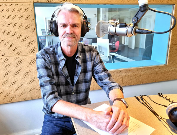 Stefan Otte, Leiter der Musik- und Kunstschule in der Kanalstraße, erläutert die Probleme der Musikschulen in Schleswig-Holstein. Foto, O-Ton: Harald Denckmann