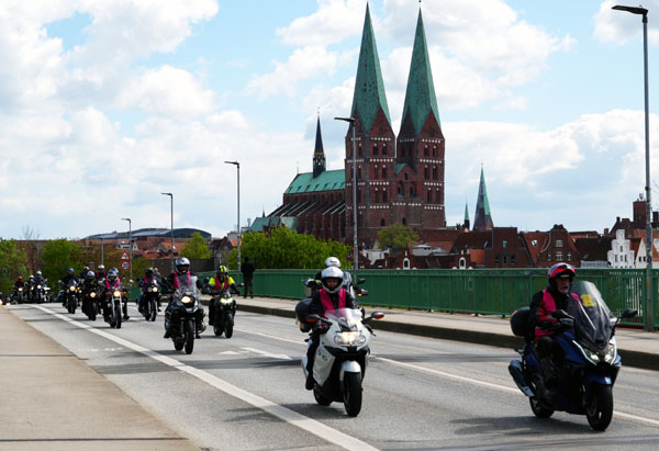 Mit etwas weniger Teilnehmern als vor der Pandemie startete am Sonntag wieder die Motorrad-Saison. Fotos: JW/VG