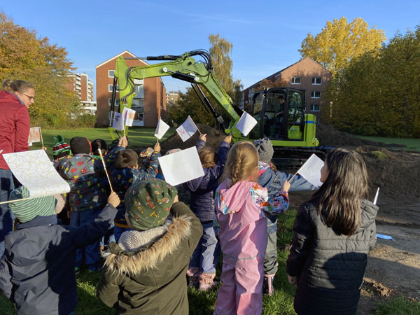 Die Kinder begrüßten die Bauarbeiter, die hier unter anderem einen Hängemattengarten anlegen. Foto: Quartiersmanagement