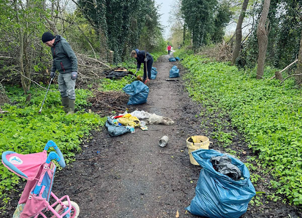 Die Gruppe hat sich das Ziel gesetzt, die Grünanlagen in Lübeck zu säubern. Fotos: Trash Hero Lübeck-Boltenhagen