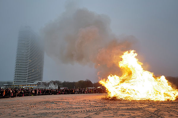 Der kalte Nordost-Wind entfachte schnell das Osterfeuer am Strand von Travemünde. Foto: Karl Erhard Vögele