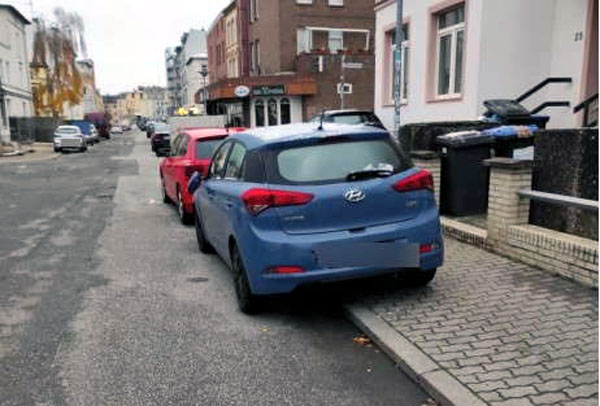 Die beiden am rechten Fahrbahnrand parkenden Autos wurden beschädigt. Foto: Polizei