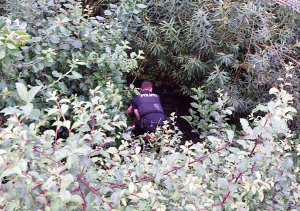 Die Polizeibeamten konnten die Frau mit einer Rettungsleine aus dem Wasser ziehen. Foto: Polizei