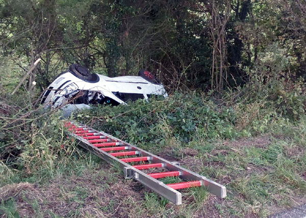 Der 18-jährige Fahrer aus Ostholsteinwurde bei dem Unfall nach ersten Erkenntnissen nur leicht verletzt. Er wurde er mit einem Rettungswagen in ein Krankenhaus gebracht. Foto: Polizei