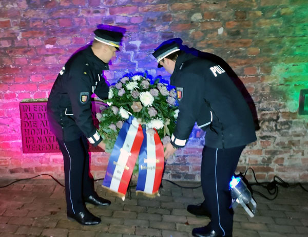 Tim Jänke und Thorben Winkler legten im Namen der Landespolizei ein Kranz nieder. Foto: STE