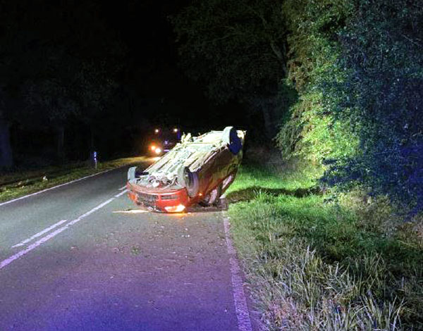 Das Auto blieb auf dem Dach liegen. Foto: Polizei