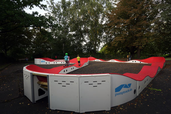 Seit Samstag ist der Pumptrack im Drägerpark geöffnet. Fotos: JW