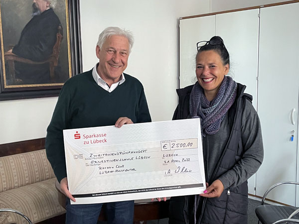 Wolfgang Meier, Präsident des ROTARY Club Lübeck-Holstentor bei der Übergabe des Erlöses an Grit Sabelus, Schulleiterin der Ernestinenschule. Foto: RC