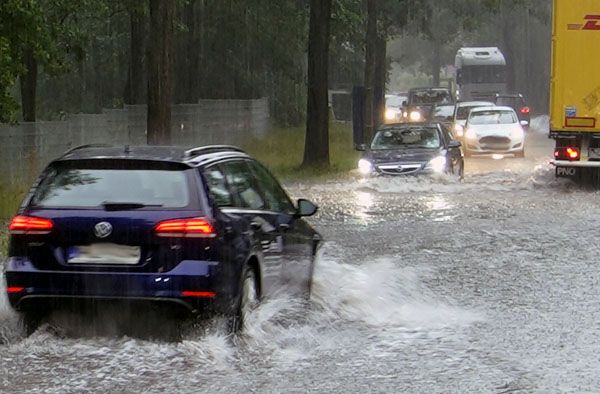 Heftiger Regen blockierte die Straßen in Lübeck. Fotos: Harald Denckmann, JW, VG, Oliver Klink