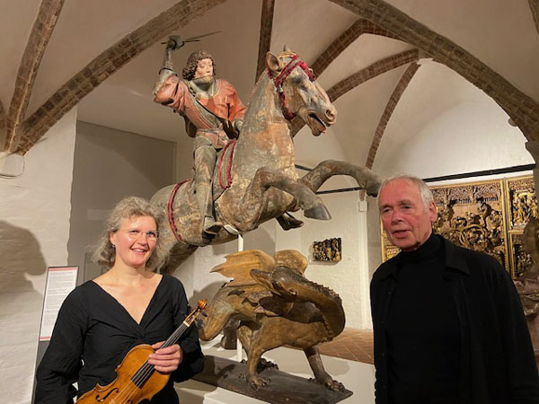 Elisabeth Weber und Hans-Jürgen Schnoor nach dem Konzert vor dem Heiligen Georg, dem Drachentöter, im St. Annen Museum Foto: Svea Regine Feldhoff