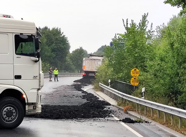 Klärschlamm blockiert die Auffahrt auf die A1 in Richtung Norden. Fotos: STE