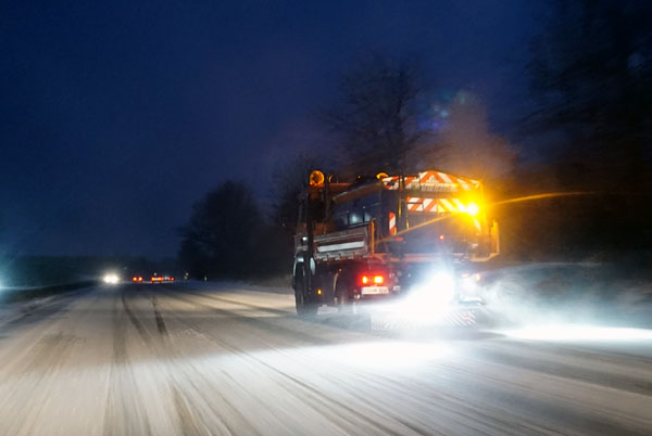 Beim Übergang zu dem warmen Wetter kann es sehr glatt werden. Foto: JW, Grafiken: Harald Denckmann