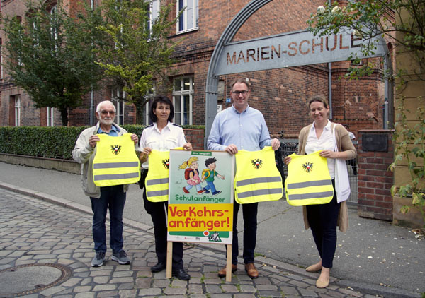 Karl-Heinz Scheck, Silke Ziemann, Bürgermeister Jan Lindenau und Ann-Kathrin Lange werben gemeinsam für Rücksichtnahme auf die Verkehrsanfänger. Fotos: VG