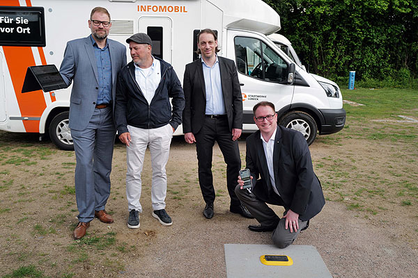 Dr. Ralph Bruns (KWL), Kurdirektor Uwe Kirchhoff, Christoph Schweizer (Travekom) und Bürgermeister Jan Lindenau stellten am Dienstag das neue System vor. Fotos: Karl Erhard Vögele