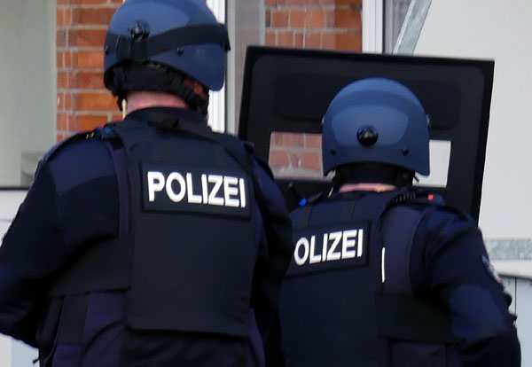 Die Polizei umstellte das Gebäude, welches später durch das Spezialeinsatzkommando betreten wurde. Foto: Symbolbild