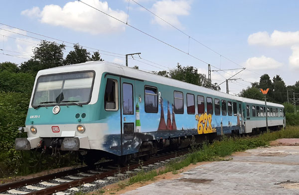 Mit dem Schienenbus 628 201 geht die Fahrt in die Lübecker Häfen. Foto: IKNMS