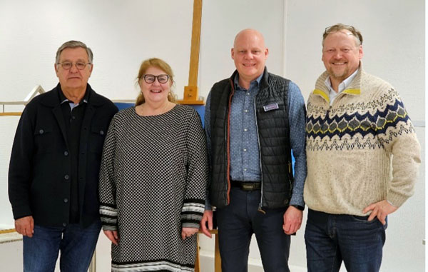 Peter Reinhardt (links), wirtschaftspolitischer Sprecher der SPD-Fraktion, und SPD-Fraktionschef Peter Petereit (rechts) sprachen mit den Karstadt Betriebsräten Karin Kinnert (Vorsitzende) und Michaei Langowski. Foto: SPD