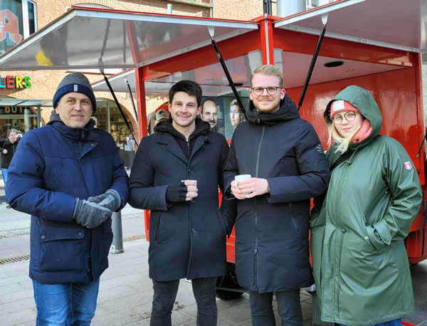 Stefan Krappa von der Lübecker Wirtschaftsförderung, SPD-Bürgerschaftskandidat Markus Ameln, SPD-Bundestagsabgeordneter Tim Klüssendorf und Jasmin Markmann, Co-Vorsitzende der Lübecker Jusos, sprachen mit den Passanten. Foto: SPD Innenstadt