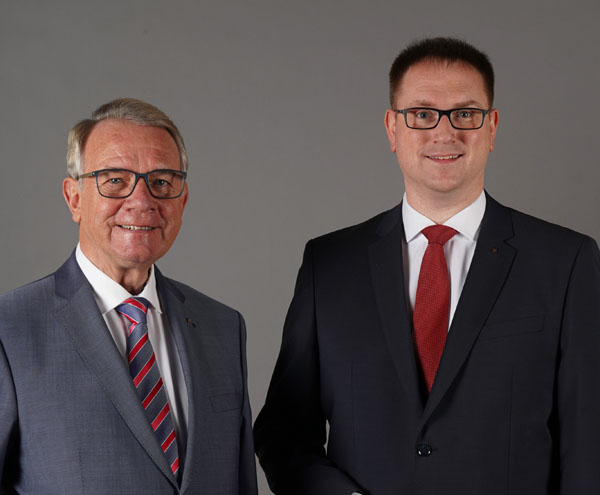 Stadtpräsident Klaus Puschaddel und Bürgermeister Jan Lindenau schauen mit Optimismus auf das neue Jahr. Foto: HL