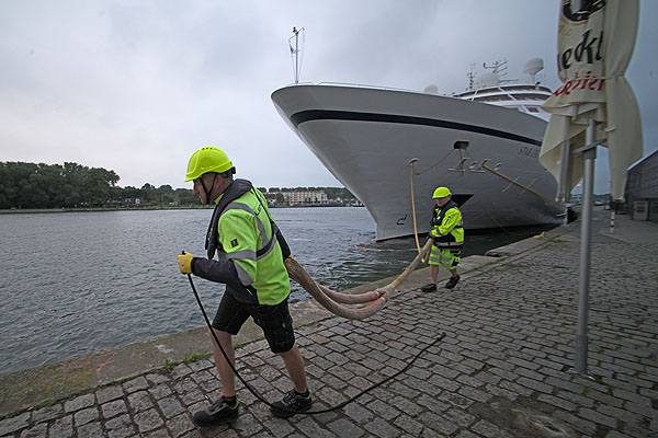 Gegen 7 Uhr am Freitag machte die Star Legend in Travemünde fest. Fotos: Karl Erhard Vögele