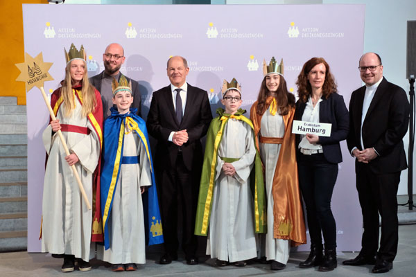 Die Sternsinger Paulina (15), Jonathan (12), Hannah (13) und Simon (12) sowie Begleiterin Iris Bock aus der Pfarrei Zu den Lübecker Märtyrern in Lübeck vertraten das Erzbistum Hamburg am beim Sternsinger-Empfang von Bundeskanzler Olaf Scholz.