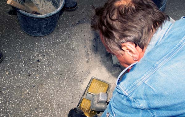 Seit 2007 werden in Lübeck Stolpersteine verlegt, die an ehemalige Bewohner erinnern. Foto: JW/Archiv