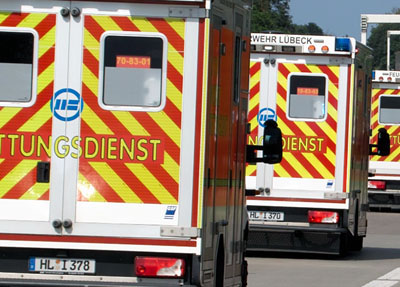 Der Sprinterfahrer wurde bei dem Unfall schwer verletzt, der Beifahrer sogar lebensgefährlich. Foto: Symbolbild