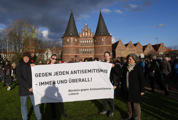 Rund 200 Menschen gedachten am Montag an den Brandanschlag auf die Lübecker Synagoge. Fotos: JW/VG