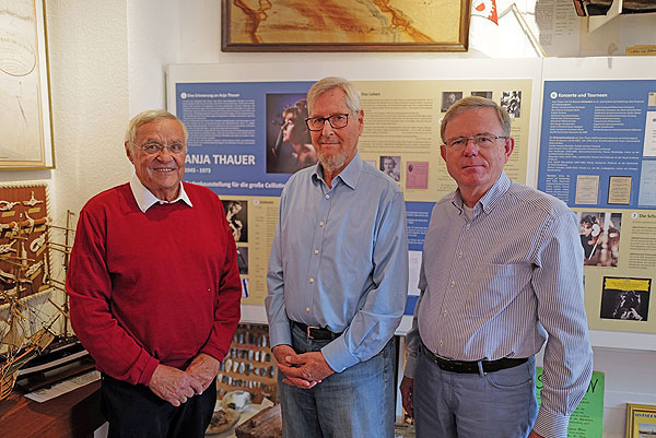 Ausstellungs- Macher Harald Coellen, Dokumentarist Günter Zschacke und Jürgen Dechsling, 2. Vorsitzender des Heimatvereins Travemünde, erinnern an die große Cellistin. Fotos: Karl Erhard Vögele