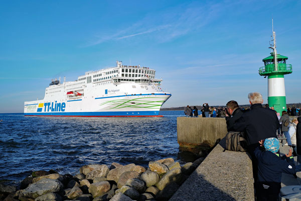 Am Mittwochabend lief die neue Nils Holgersson erstmals in Travemünde ein. Fotos: Karl Erhard Vögele