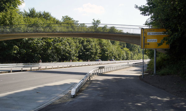 Auf einem Teilstück stehen bereits neue Lichtmasten. Zwischen Mitte September und Weihnachten soll der komplette Geh- und Radweg wieder beleuchtet sein.