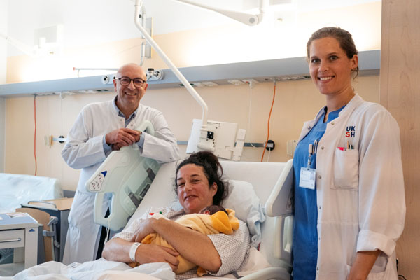 Prof. Dr. Achim Rody, Direktor der Klinik für Frauenheilkunde und Geburtshilfe, und Oberärztin Katharina Kaschner mit Solea Sofia in den Armen ihrer Mutter. Foto: UKSH