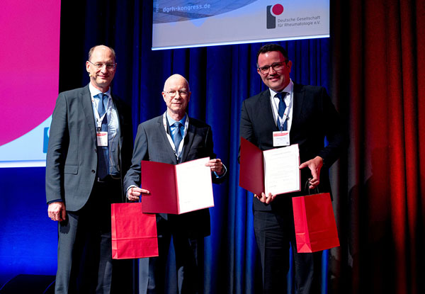 Prof. Ulf Wagner (Laudator) mit den Lübecker Preisträgern Prof. Peter Lamprecht und Dr. Sebastian Klapa. Foto: Rheumaakademie/csb Leipzig)