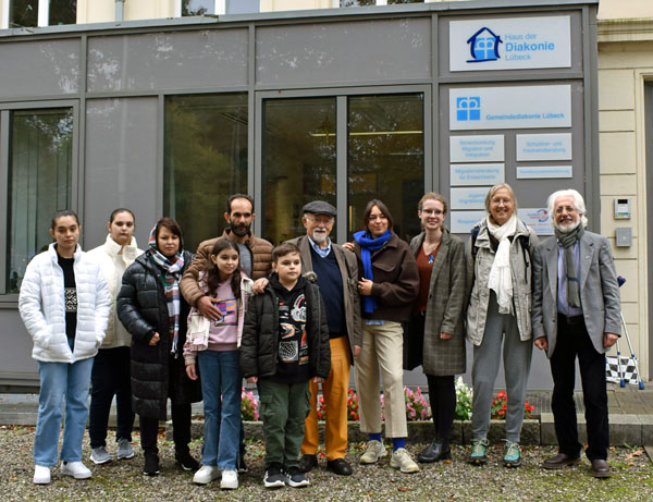 Abdulla Mehmud, das Team der UNO-Flüchtlingshilfe und Familie Heidari. Foto: Gemeindediakonie