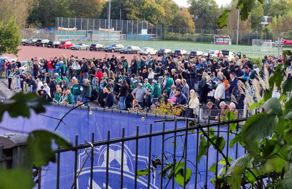 Die 2243 Fans beider Lübecker Vereine konnten nicht getrennt werden. Fotos: STE