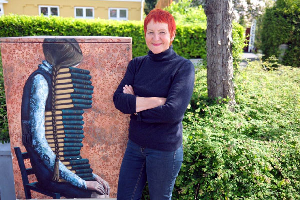 Marion Döbert verfasst Bücher in einfacher Sprache. Am Montag ist sie in Lübeck zu Gast. Foto: HL