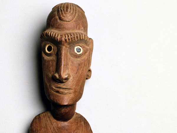 Eines von rund 100 Exponaten: Eine Ahnenfigur von der Osterinsel aus dem 19. Jahrhundert. Foto: Völkerkundesammlung