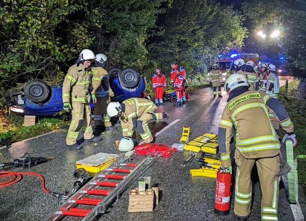 Die Feuerwehr musste den Schwerverletzten aus dem Autowrack befreien. Fotos: Helge Normann