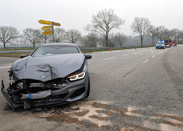 Bei dem Unfall wurden drei Personen verletzt. Fotos: Helge Normann