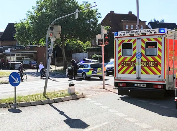 Das Auto wurde gegen den Blitzer geschoben. Fotos: STE