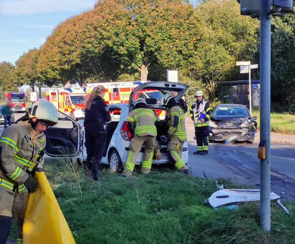 Auf der Kronsforder Landstraße kam es am Mittwochnachmittag zu einem schweren Unfall. Fotos: STE