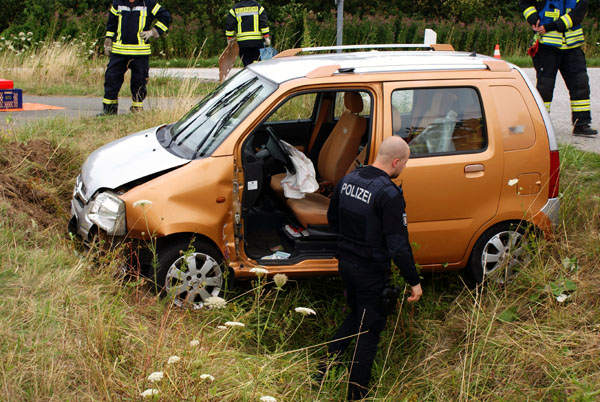 Die Feuerwehr musste die Autotür entfernen, um den Autofahrer zu befreien. Fotos: Oliver Klink