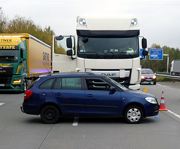 Das Auto geriet quer vor den Sattelzug und wurde mit geschoben. Fotos: STE