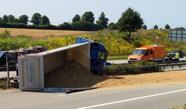 Am Dienstagmittag kollidierte ein Kieslaster mit der Mittelleitplanke. Fotos: STE