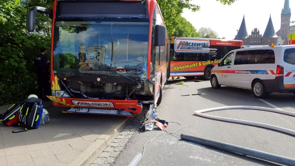 Am Samstag kam es auf der Puppenbrücke zu einem schweren Busunfall. Fotos: STE, Oliver Klink