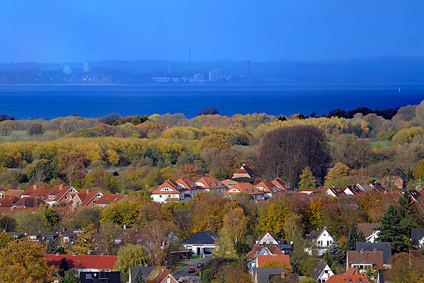 Buntes Laub, starker Regen und Sonne: Das Herbstwetter ist abwechslungsreich. Fotos: Karl Erhard Vögele