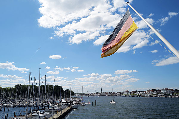 Das Wetter bleibt sonnig. An der Küste weht weiter ein kühler Ostwind. Fotos: Karl Erhard Vögele