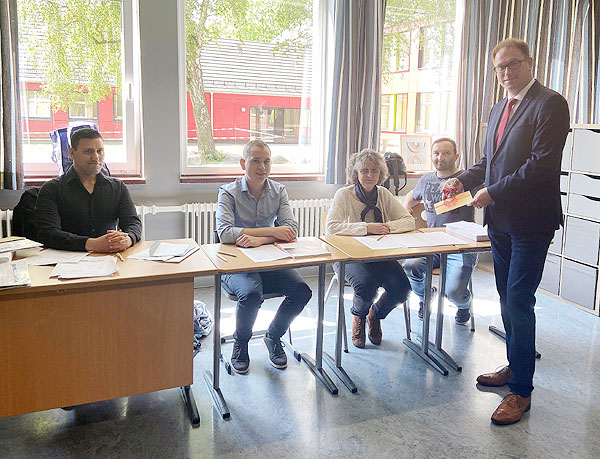 Bürgermeister Jan Lindenau dankte den Mitgliedern des Wahlvorstands Jonas Grose, Benjamin Busse, Bernadette Cornik und Kenan Kilic für ihr ehrenamtliches Engagement am Wahltag. Fotos: HL