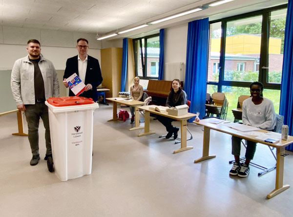 Lübecks Stadtwahlleiter Jan Lindenau dankt den Wahlhelfern in der Grundschule Falkenfeld Niclas Praße, Madlen Mallowitz, Sofia Cederberg und Sally-Ann Arthur für ihr ehrenamtliches Engagement. Foto: HL