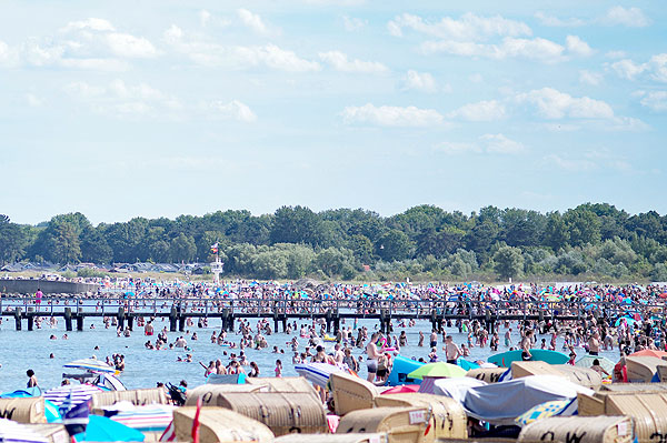 Dichtes Gedränge am Strand wie am Mittwoch wird es diesen Monat noch häufiger geben. Fotos: Karl Erhard Vögele, Grafiken: Harald Denckmann